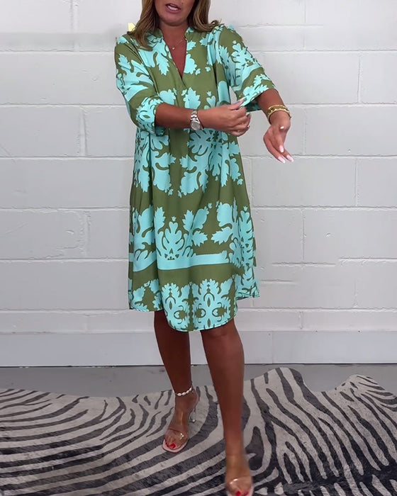 Lässiges Kleid mit V-Ausschnitt und Kontrastdruck