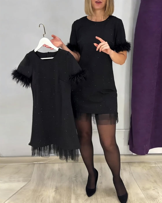 Meshkleid Mit Straußenfedern Und Hotfix-Strasssteinen