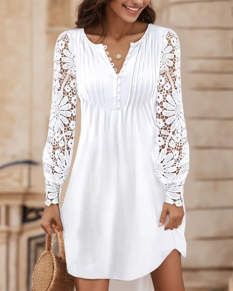 Unifarbenes Kleid mit Falten und Patchwork-Details