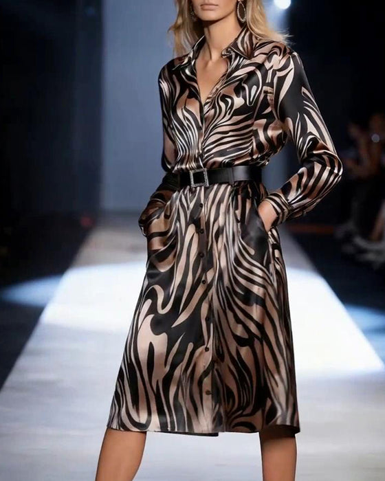 Kleid Mit Tierprint Und Elegantem Ambiente