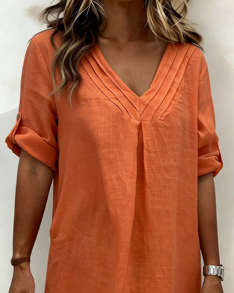 Kleid mit V-Ausschnitt und plissiert aus Baumwolle-Leinen