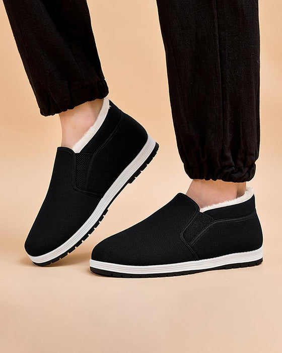 Herrenschuhe aus Baumwolle mit superwarmem Futter aus Kunstfell und rutschfester Sohle.