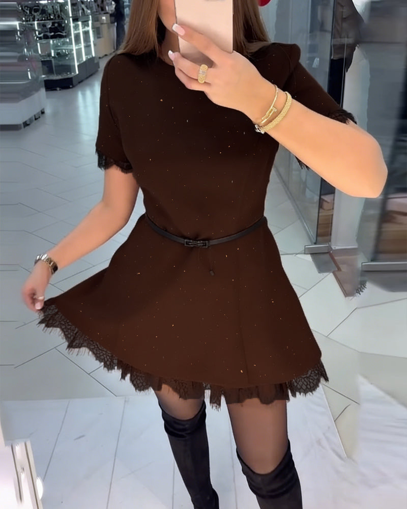 Funkelndes Spitzenkleid mit kurzen Ärmeln und A-Linie