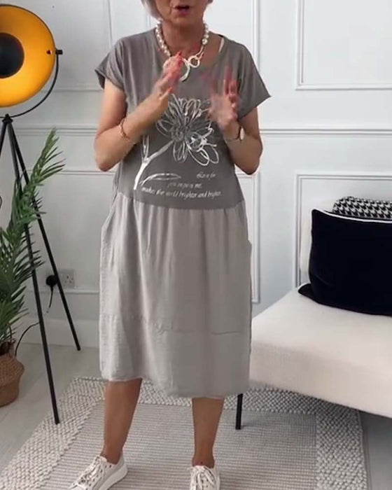 Bedrucktes kleid mit rundhalsausschnitt und kurzen ärmeln