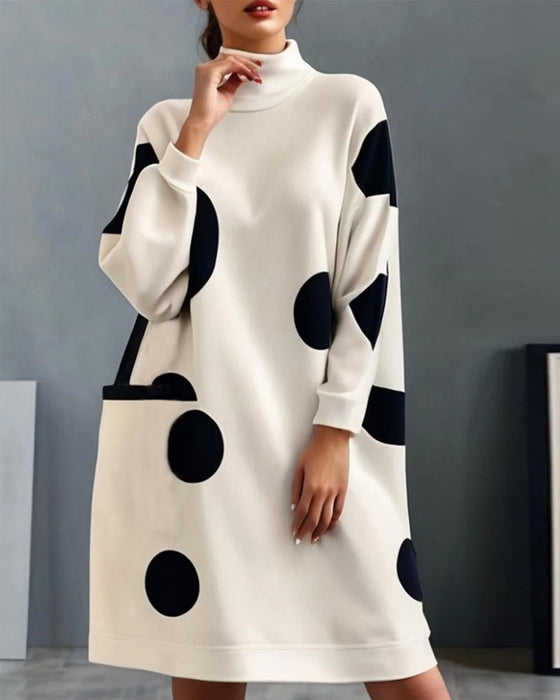 Elegantes, lockeres kleid mit tupfenmuster und hohem kragen und tasche