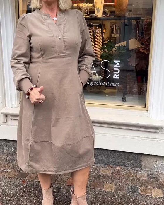 Lässiges Retro-Kleid mit langen Ärmeln