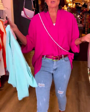 Lässige einfarbige bluse mit v-ausschnitt und dreiviertelärmeln