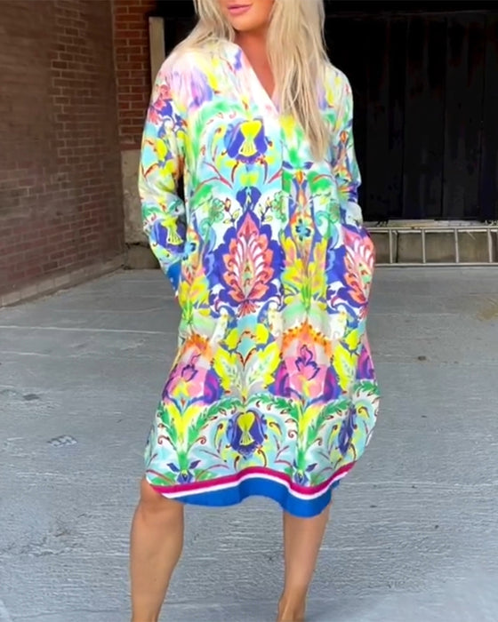 Bedrucktes, lockeres Kleid mit V-Ausschnitt