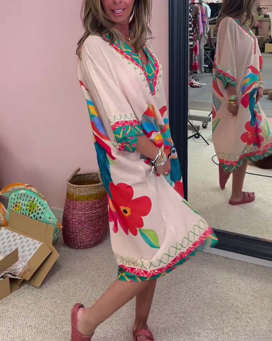 Kleid mit V-Ausschnitt und Graffiti-Druck