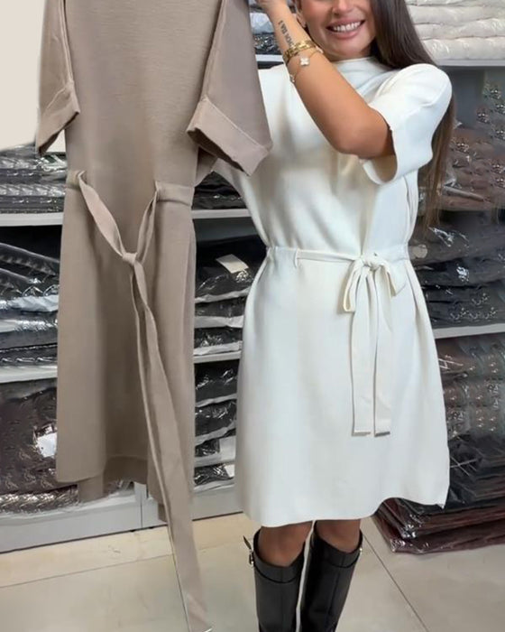 Kleid Mit Einfarbiger Farbe, Gestricktem Stoff, Gürtel-Detail Und Eleganter Stimmung