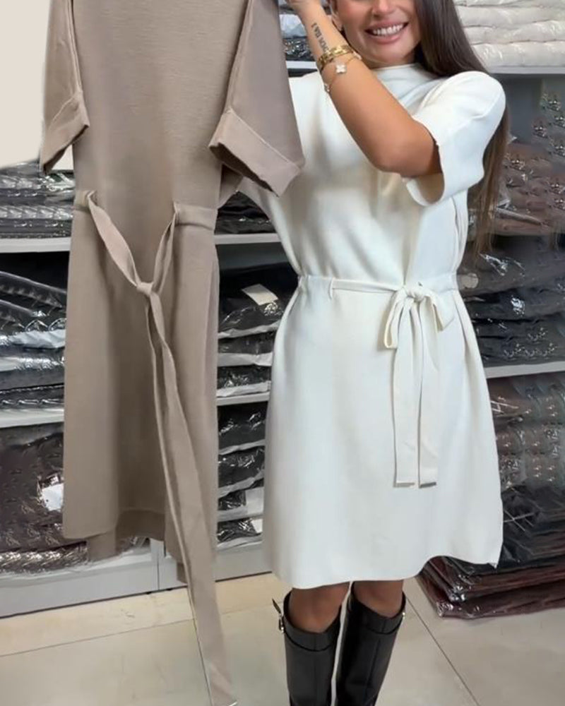 Kleid Mit Einfarbiger Farbe, Gestricktem Stoff, Gürtel-Detail Und Eleganter Stimmung