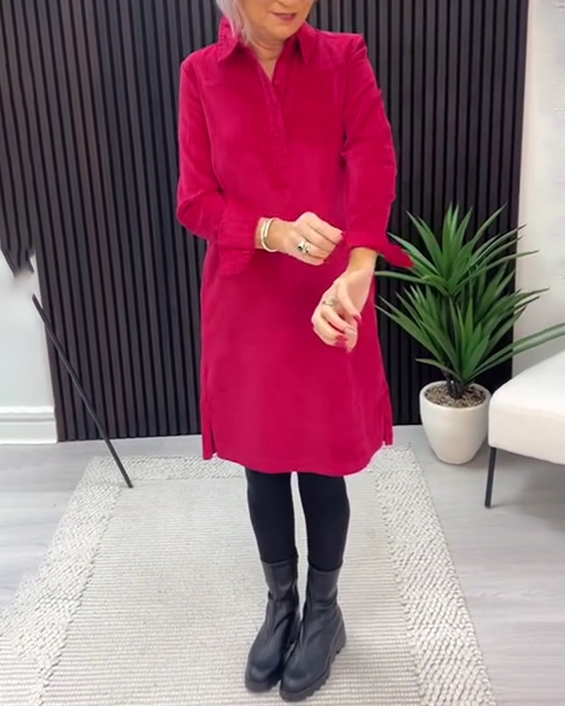 Unifarbenes langärmeliges Kleid mit Revers