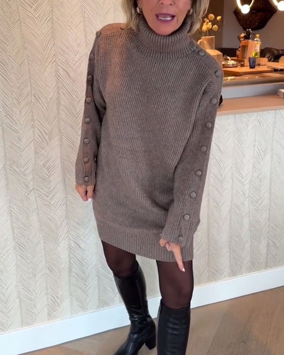 Modisches Strickkleid mit Knopfdesign