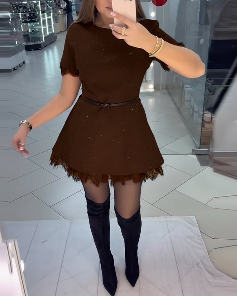 Funkelndes Spitzenkleid mit kurzen Ärmeln und A-Linie