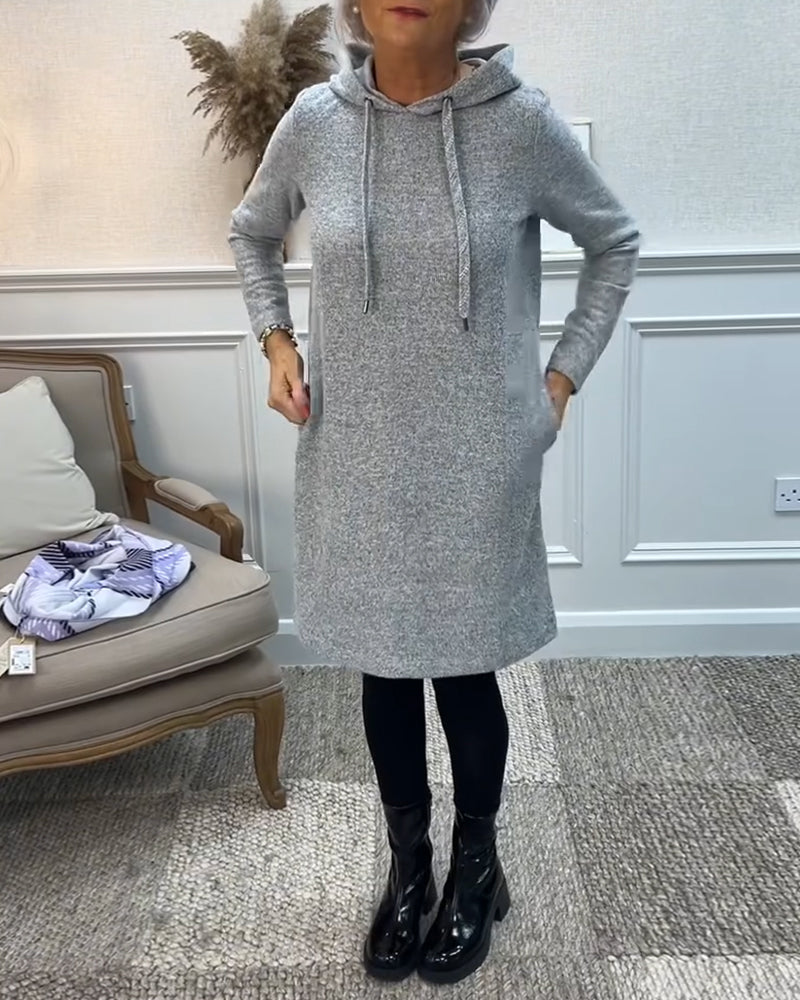 Einfarbiges, schlichtes kleid mit kapuze