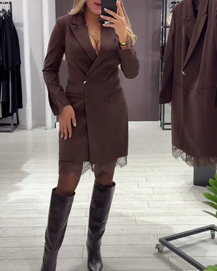 Kleid mit V-Ausschnitt und Einsätzen für die Arbeit