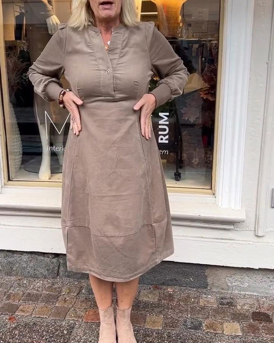 Lässiges Retro-Kleid mit langen Ärmeln
