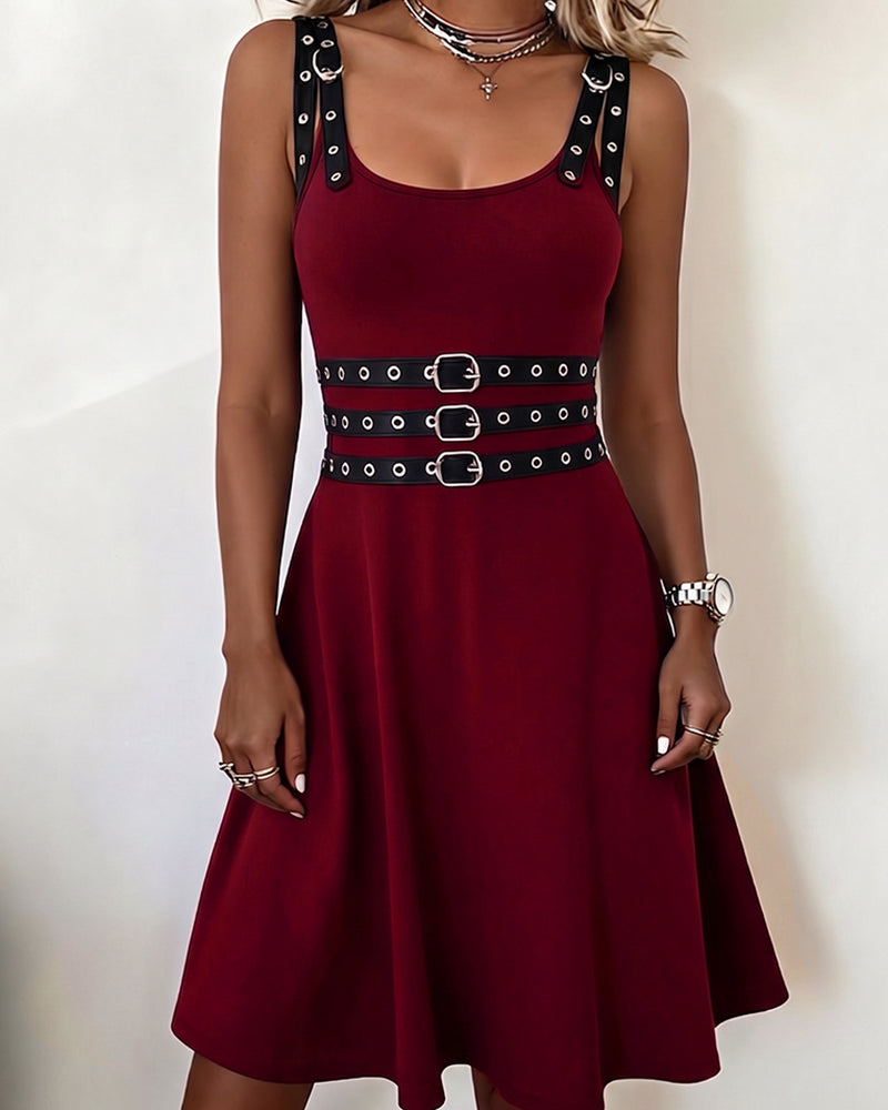 Kleid Quadratischer Ausschnitt Träger Metallring Ärmellos