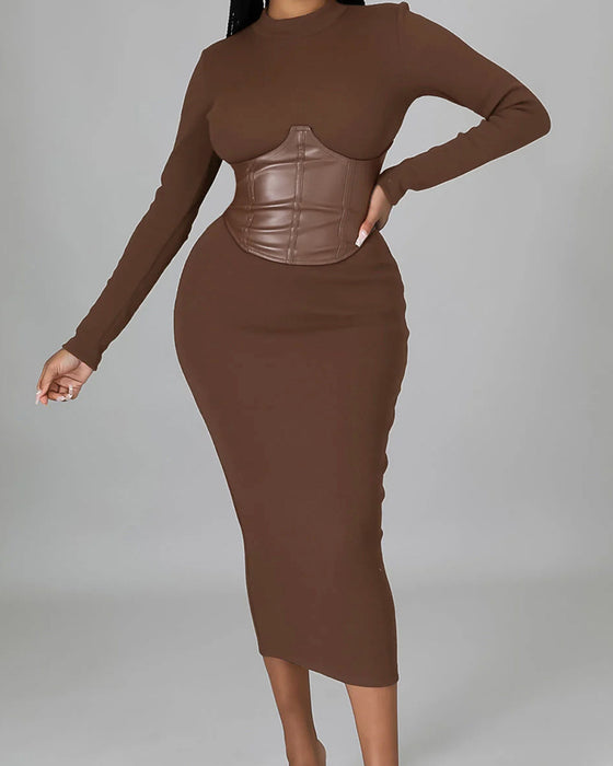 Kleid In Einfarbigem Design Mit Paneelen Und Körperbetonter Passform