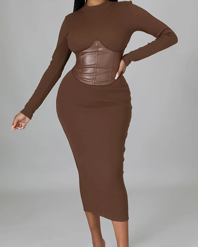 Kleid In Einfarbigem Design Mit Paneelen Und Körperbetonter Passform