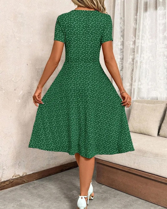 Bedrucktes Kleid Mit V-Ausschnitt Und Kurzen Ärmeln