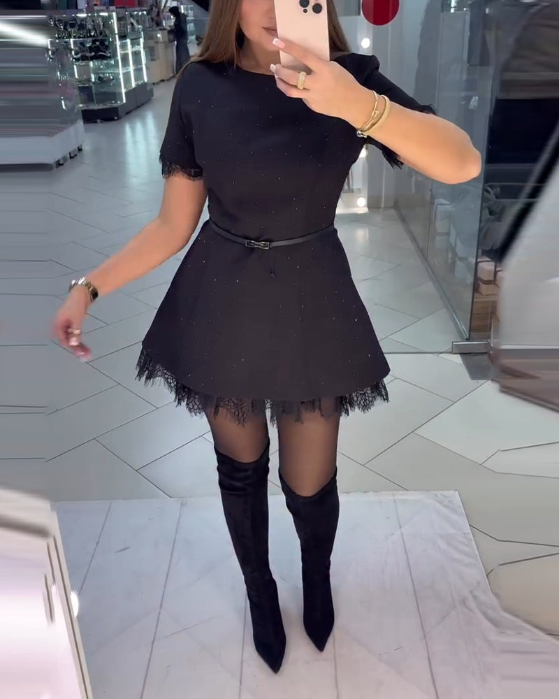 Funkelndes Spitzenkleid mit kurzen Ärmeln und A-Linie