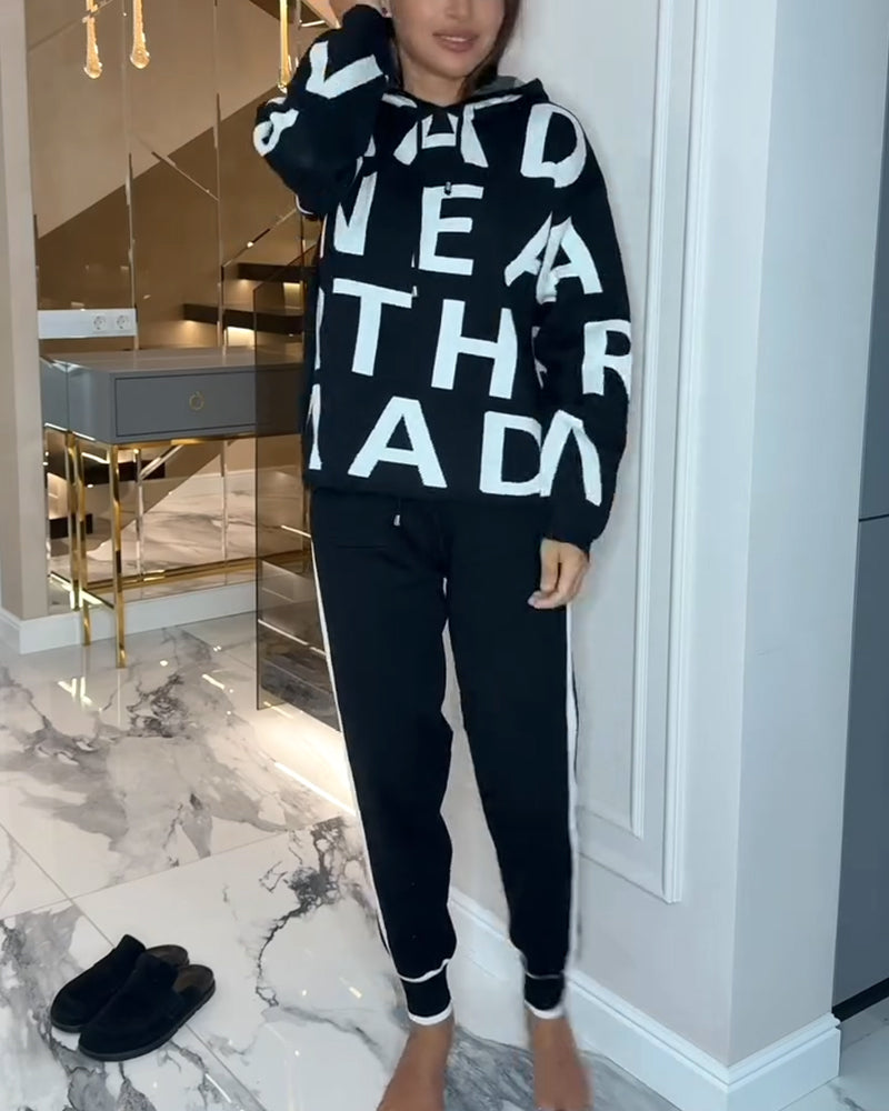 Zweiteiler mit Kapuze und Schriftzug