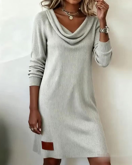 Gerade Geschnittenes Kleid Mit Langen Ärmeln Und Kuschelkragen