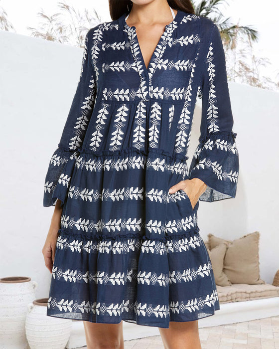 Elegantes kurzes Kleid mit Modedruck