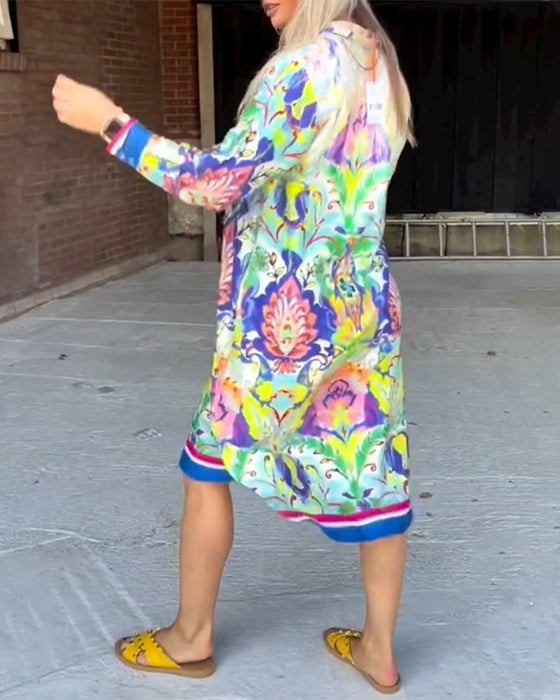 Bedrucktes, lockeres Kleid mit V-Ausschnitt