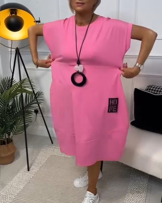 Schlichtes, kurzärmliges Freizeitkleid mit Buchstabendruck