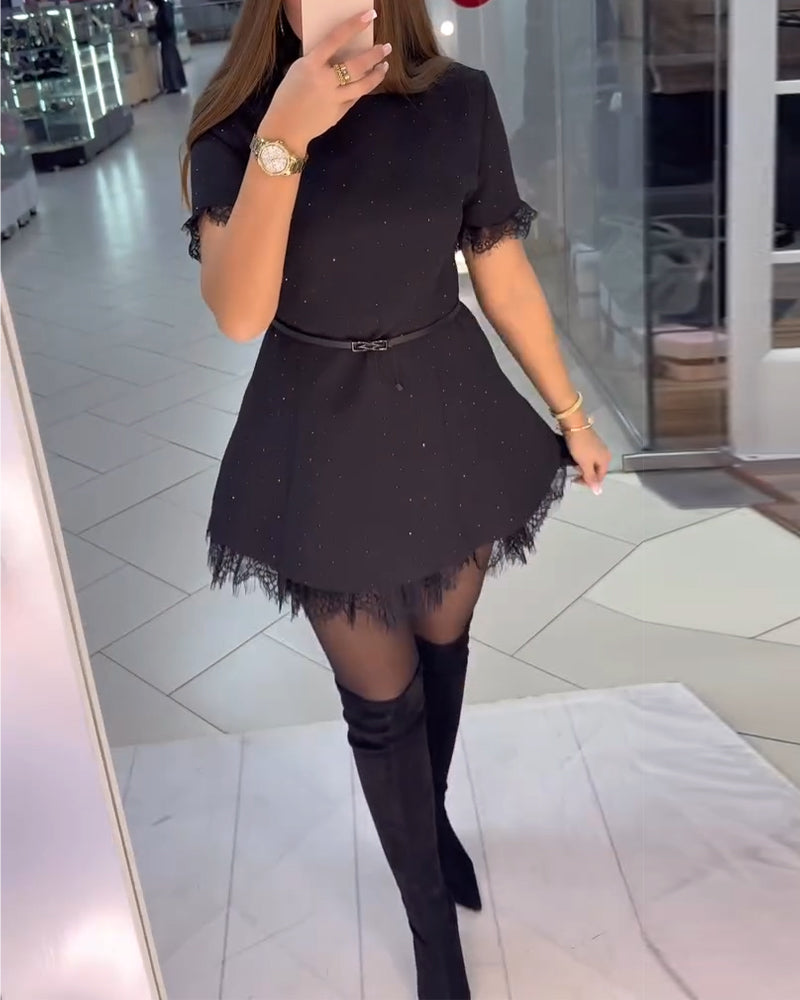 Funkelndes Spitzenkleid mit kurzen Ärmeln und A-Linie