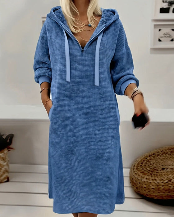 Kleid aus Fleece mit Waffelmuster mit Kapuze