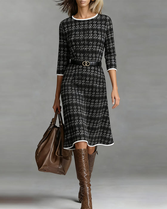 Kleid mit Rundhalsausschnitt und Chanel-Stil