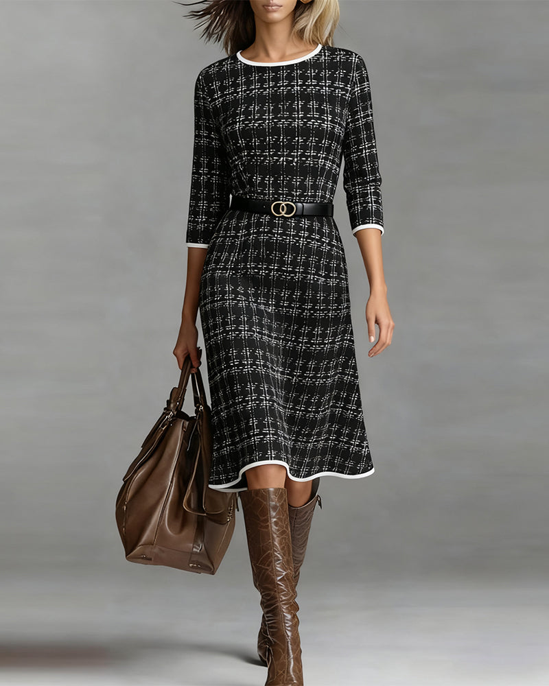 Kleid mit Rundhalsausschnitt und Chanel-Stil