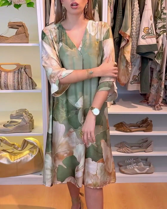 Das kurze ärmelige laub kleid