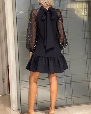 Einfarbiges langärmliges Kleid mit Band