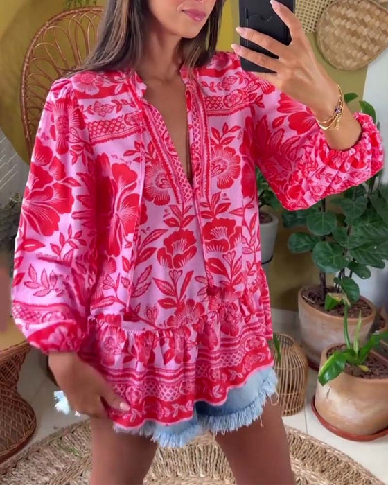Bluse mit tiefem v-ausschnitt und blumenmuster