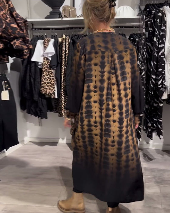 Langärmliges kleid mit farbverlauf und V-ausschnitt