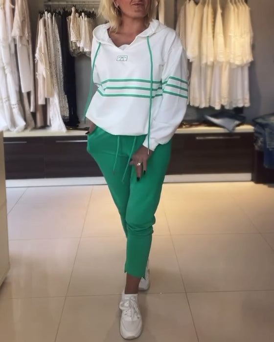 Lässiges kapuzenpullover-set mit streifenmuster