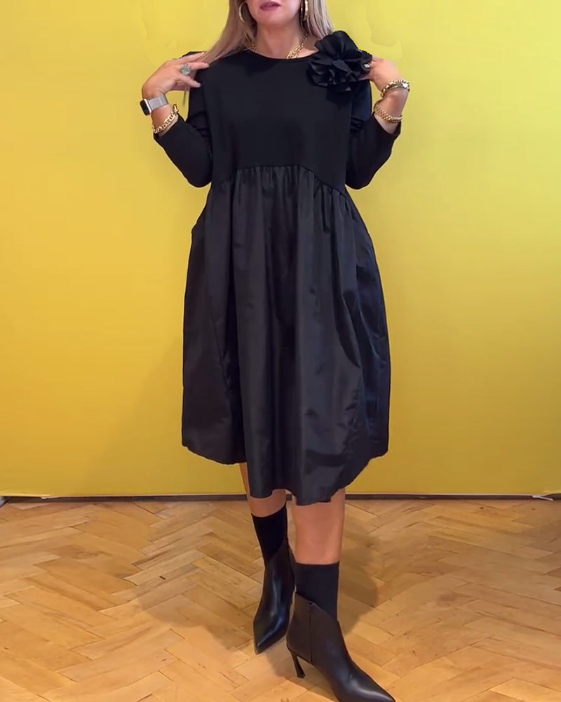 Einfarbiges freizeitkleid mit rundhalsausschnitt