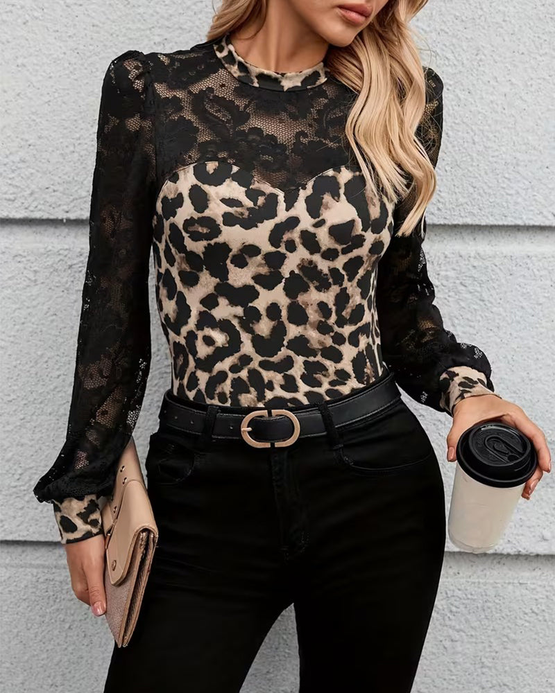 Elegantes Langarm-T-Shirt mit Leopardenmuster und Spitze