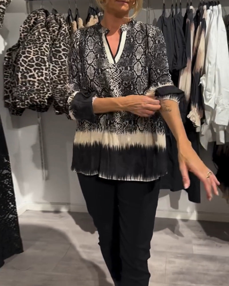Bluse mit v-ausschnitt und schlangenmuster in colour-block-optik