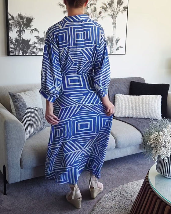 Lässiges Kleid mit geometrischem Muster zum Binden