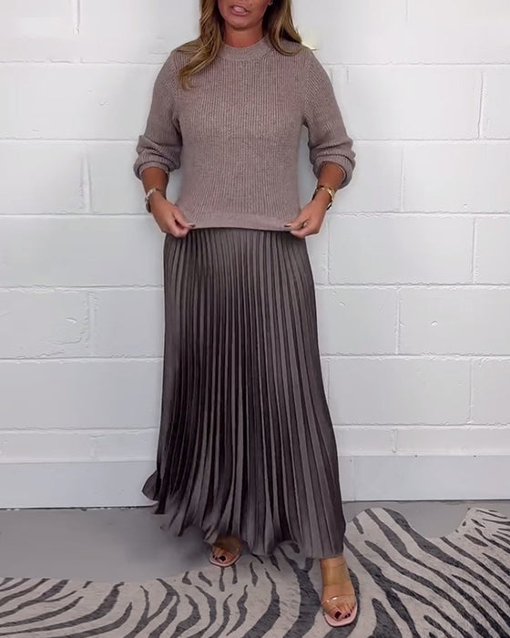 Lässiges, kontrastfarbenes kleid mit patchwork und plissee