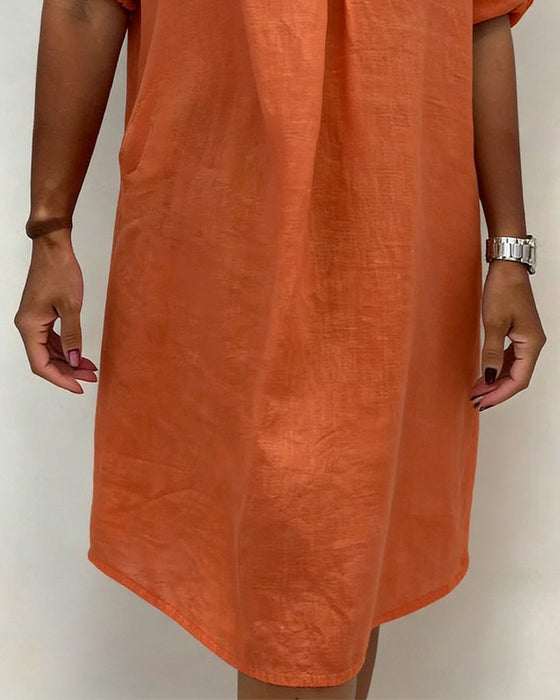 Kleid mit V-Ausschnitt und plissiert aus Baumwolle-Leinen