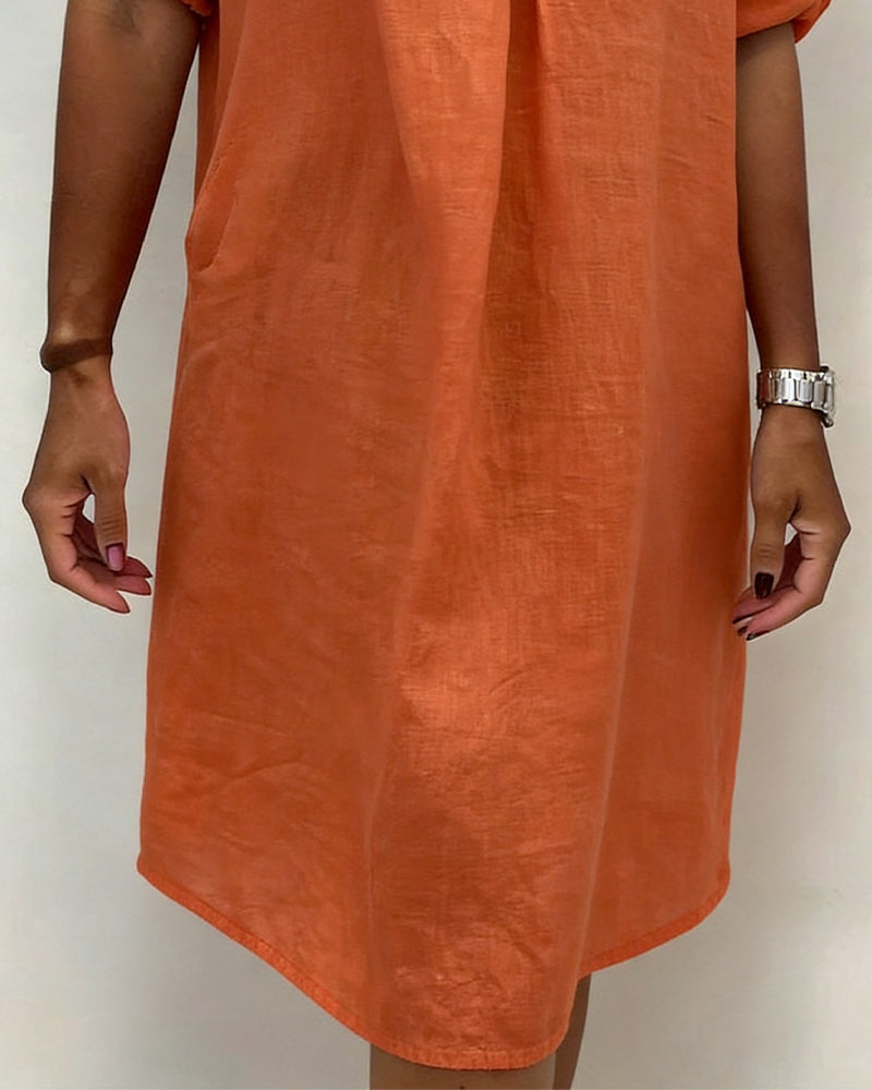 Kleid mit V-Ausschnitt und plissiert aus Baumwolle-Leinen