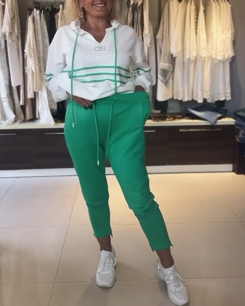 Lässiges kapuzenpullover-set mit streifenmuster