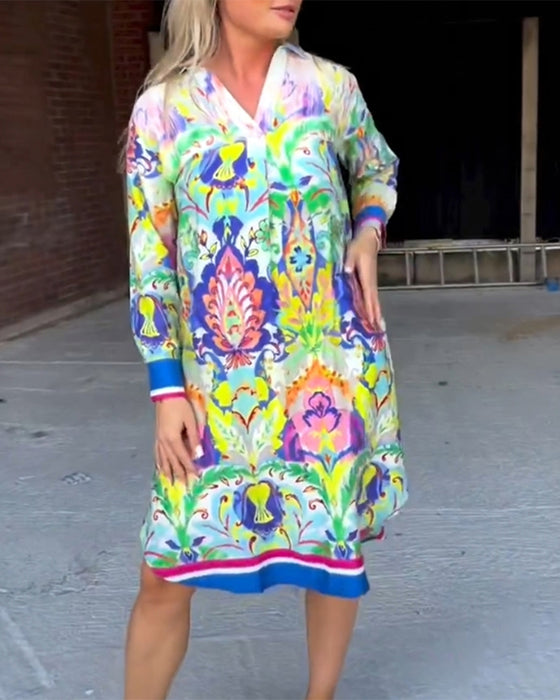 Bedrucktes, lockeres Kleid mit V-Ausschnitt