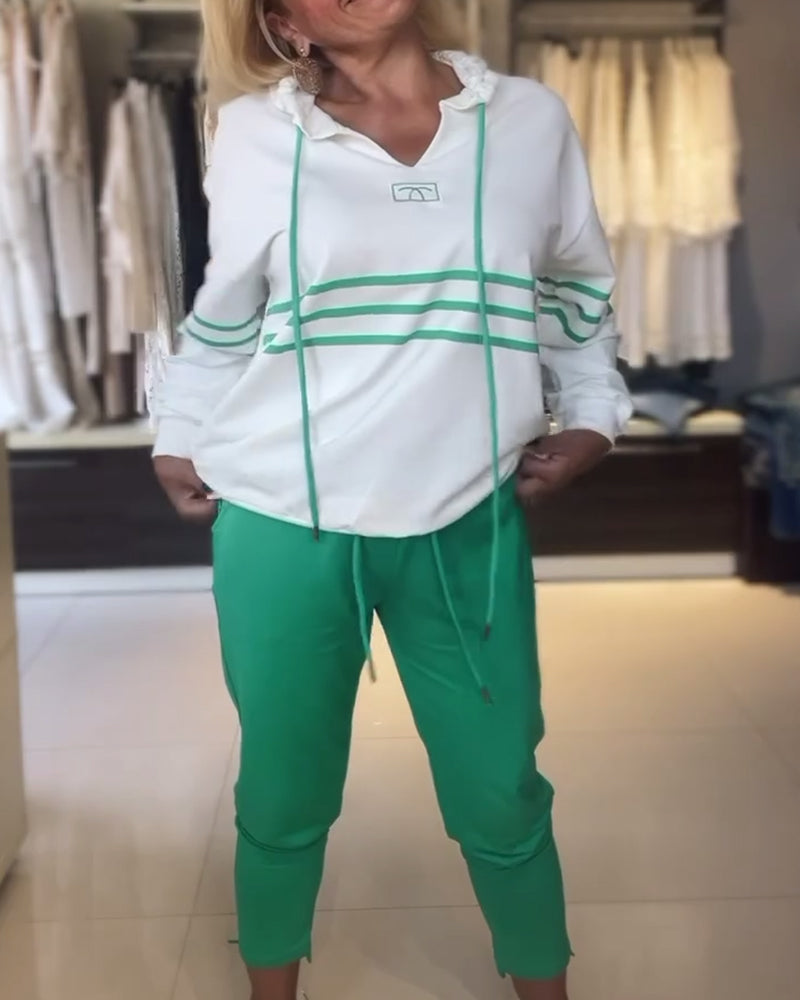 Lässiges kapuzenpullover-set mit streifenmuster